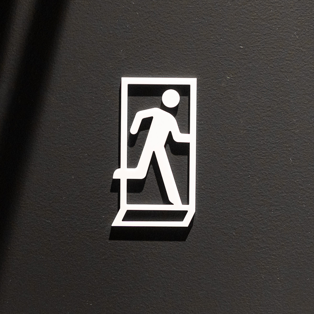 Pictogramme Sortie de secours blanc, vue rapprochée