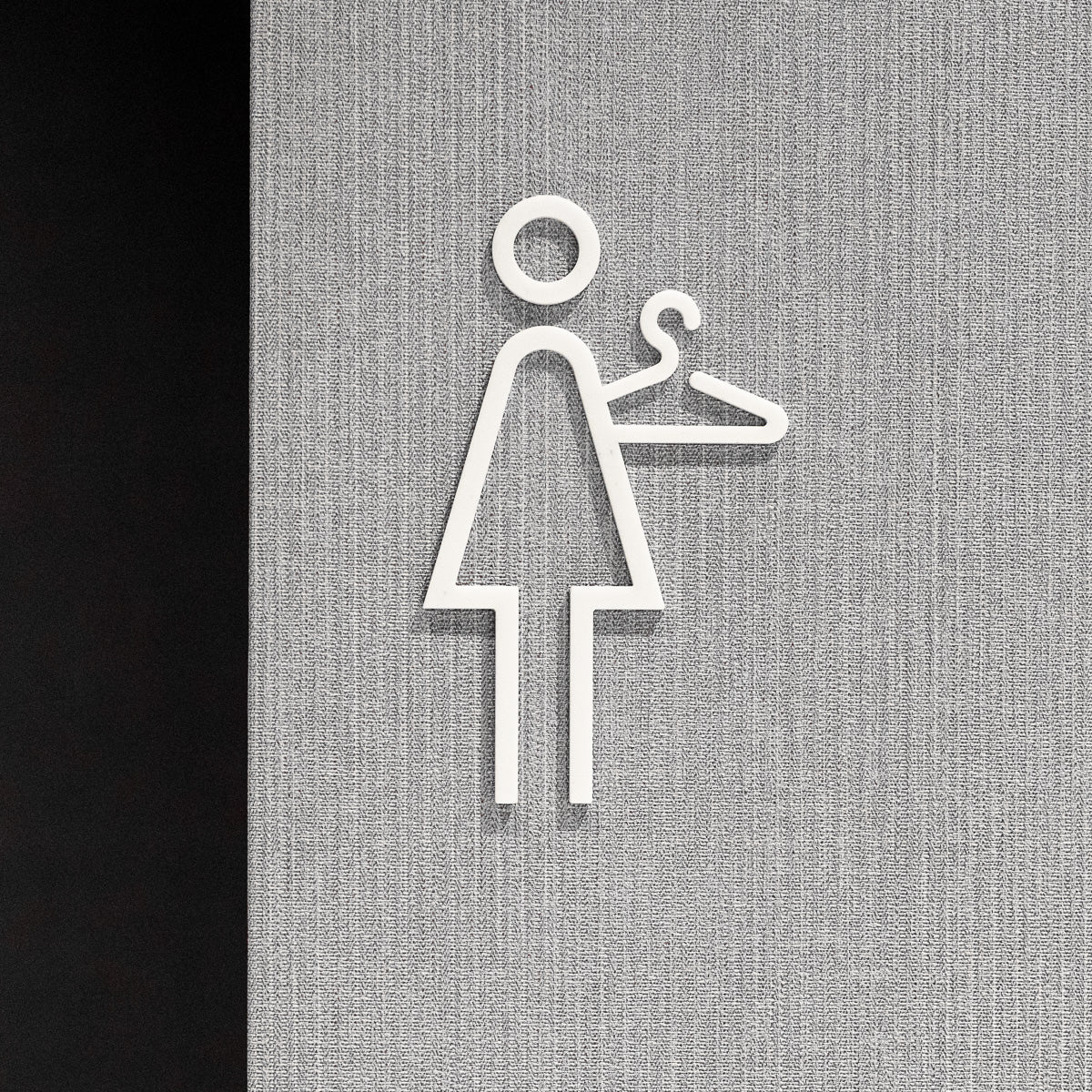Pictogramme Vestiaire femme blanc, vue rapprochée