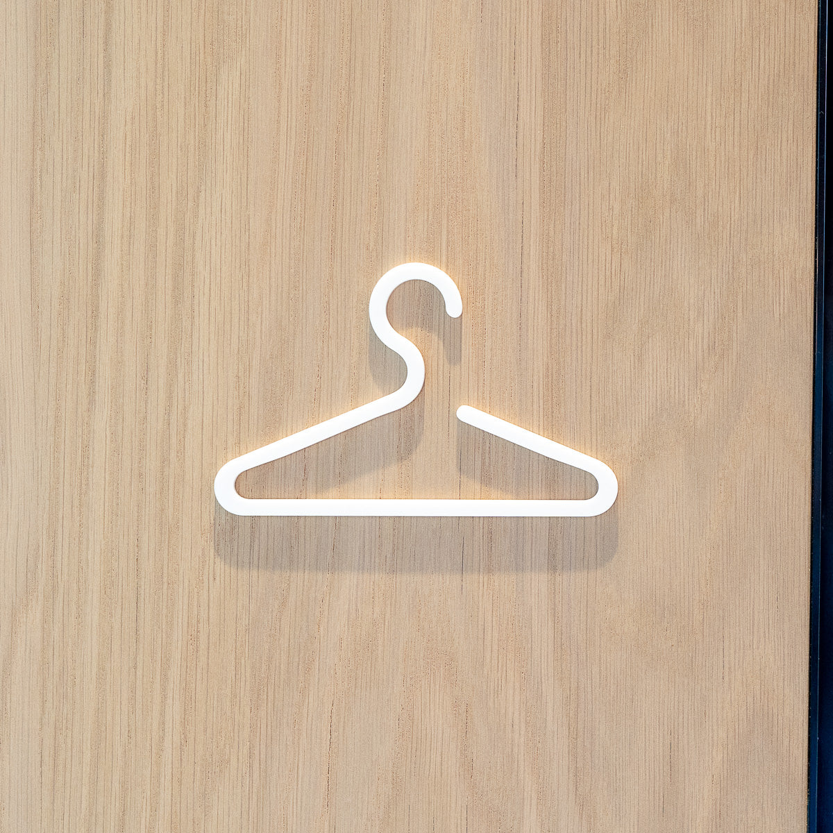 Pictogramme Vestiaire blanc, vue rapprochée