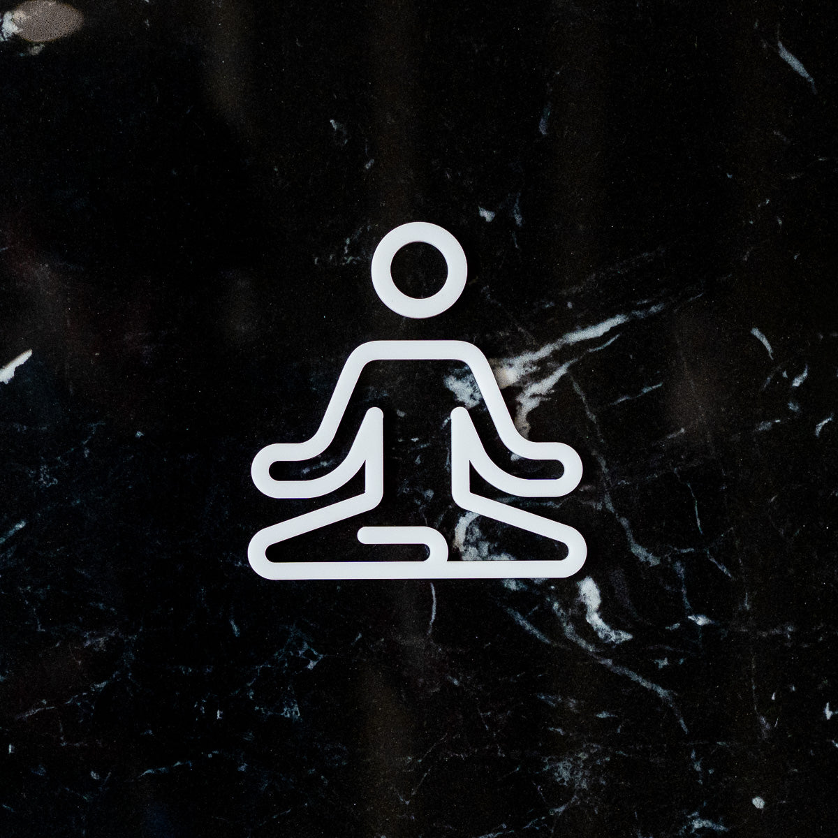 Pictogramme Salle yoga blanc, vue rapprochée